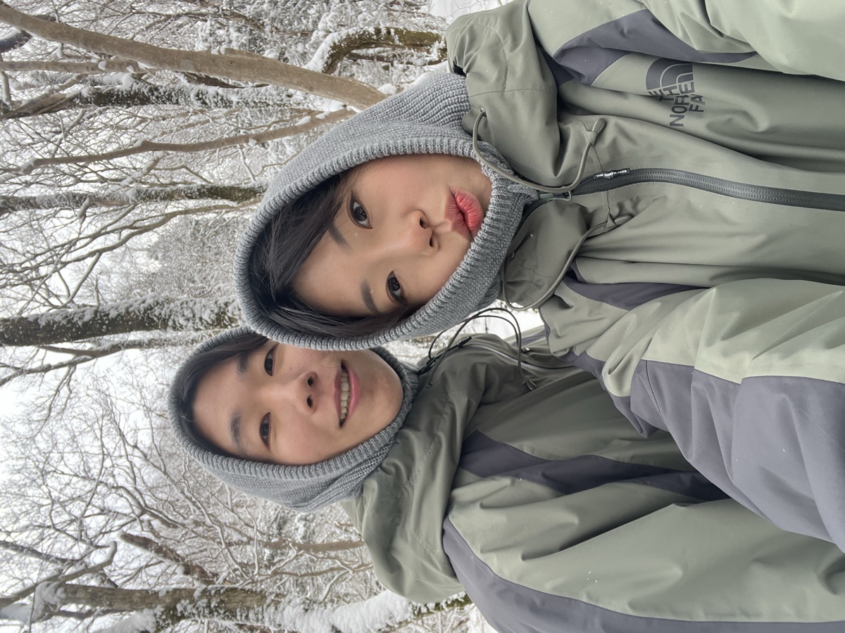 눈 내린 숲에서 함께 찍은 사진